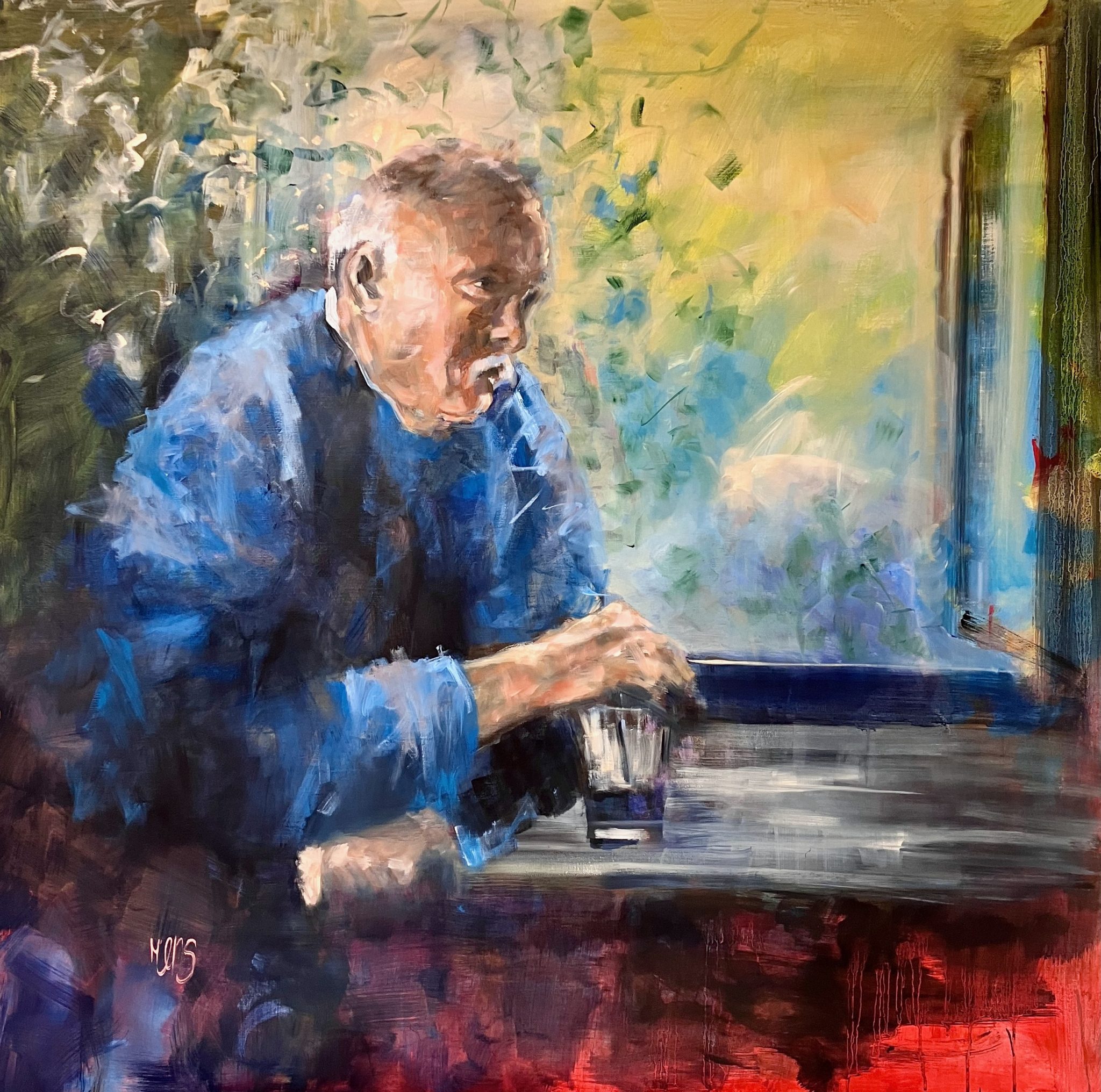 oudere man aan tafel met glaasje voor het open raam